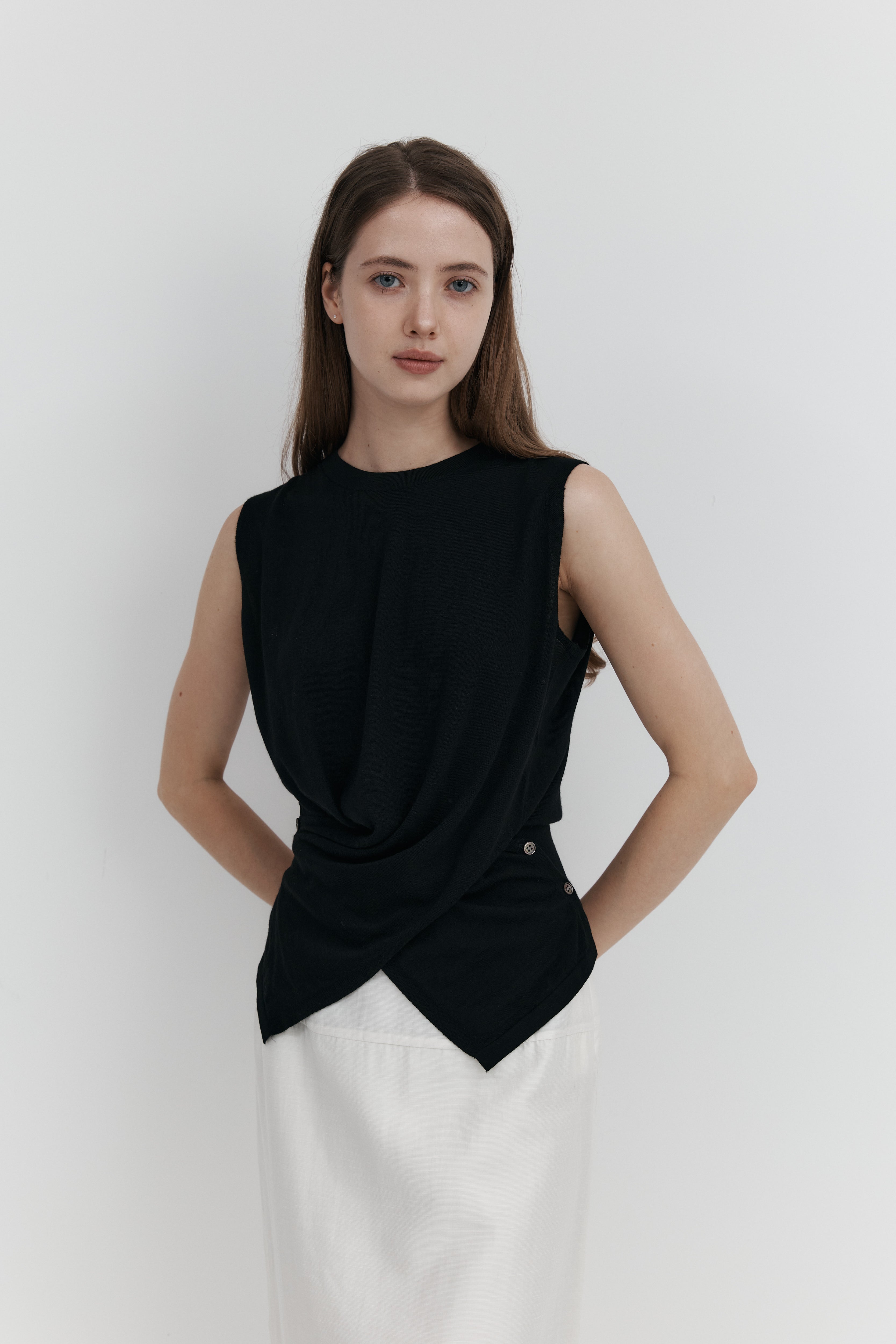 울 셔링 슬리브리스 니트