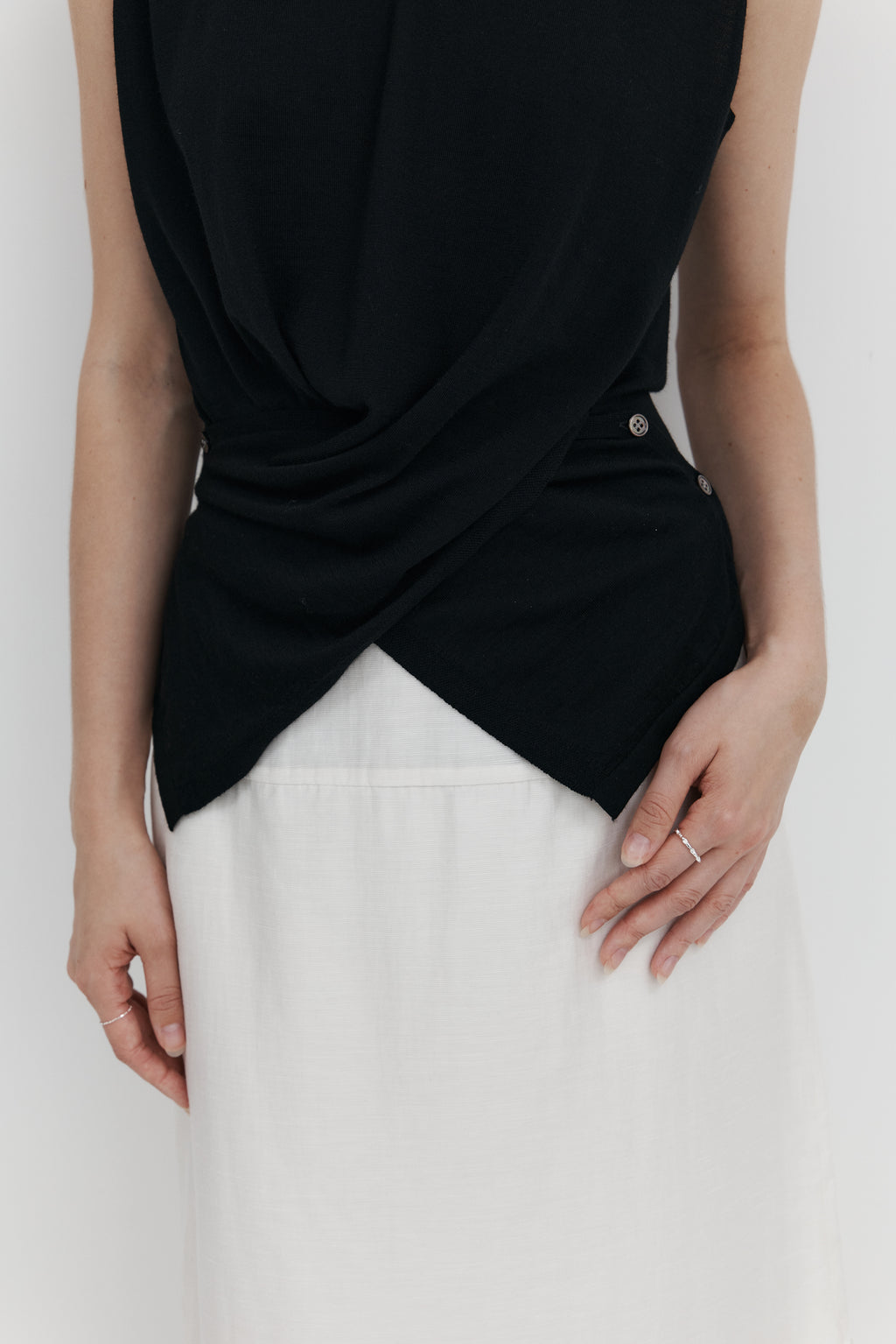 울 셔링 슬리브리스 니트