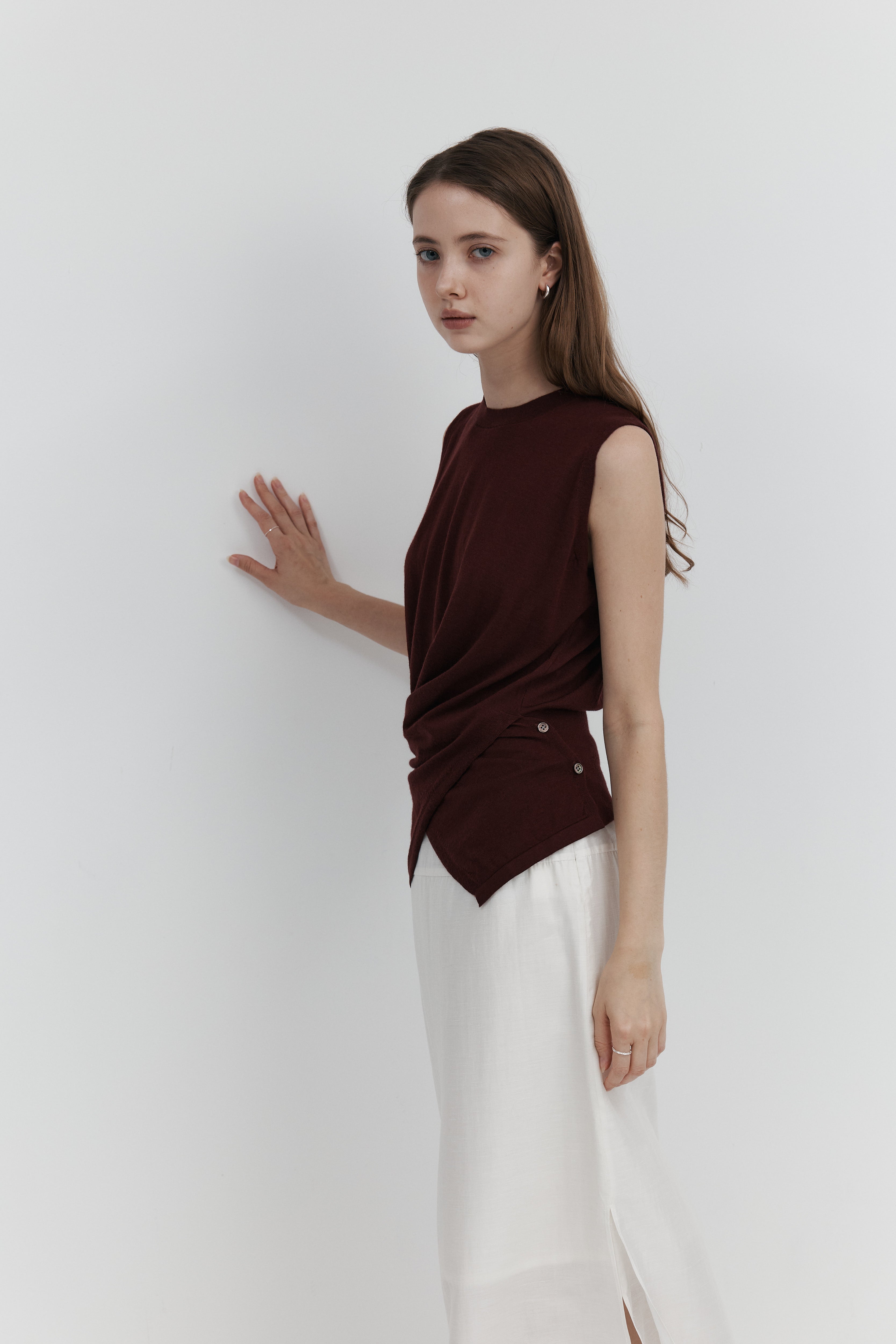 울 셔링 슬리브리스 니트