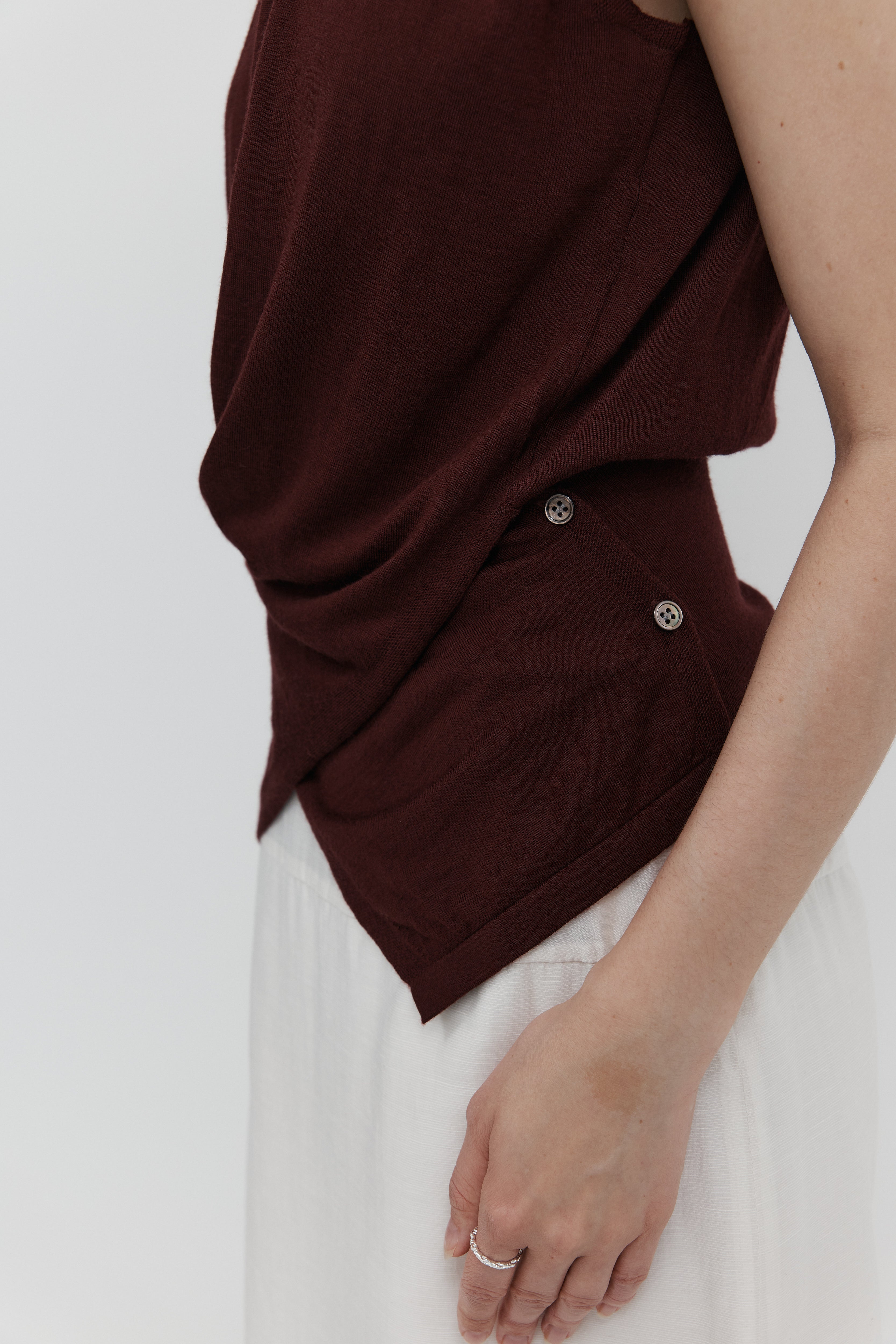 울 셔링 슬리브리스 니트