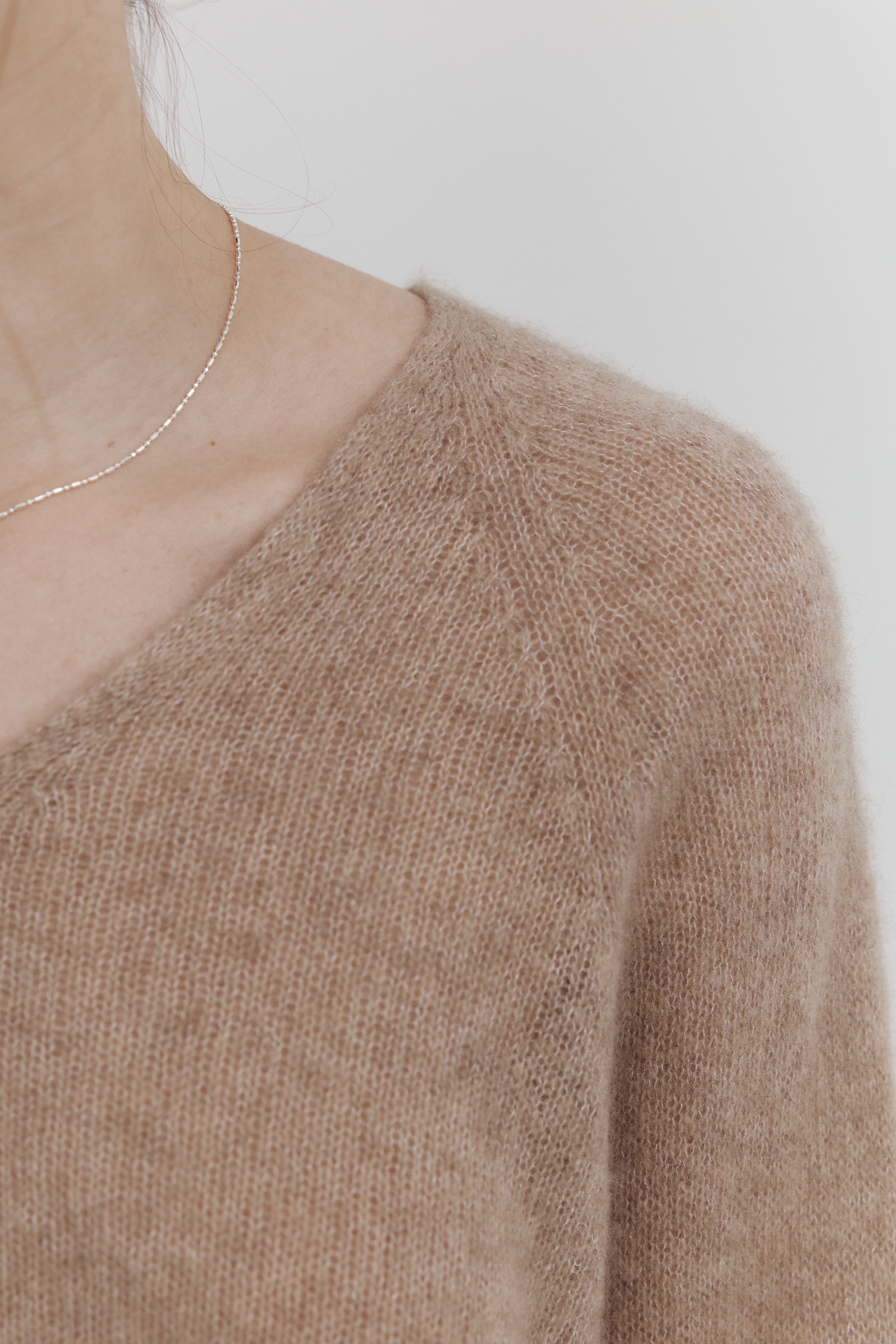 캐시미어 실크 브이넥 니트